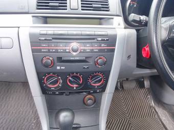 2004 Mazda Axela Pictures
