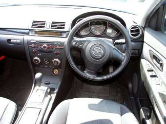 2004 Mazda Axela Pictures