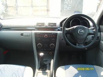 2004 Mazda Axela Pictures