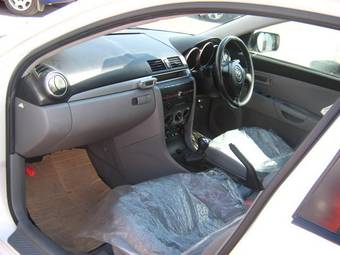 2004 Mazda Axela Pictures