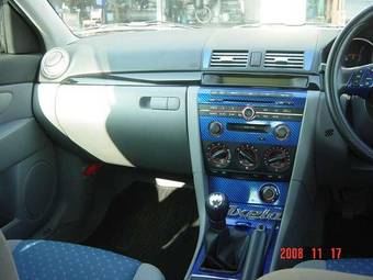2004 Mazda Axela Pictures