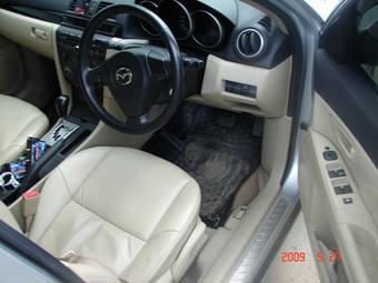 2004 Mazda Axela Pictures