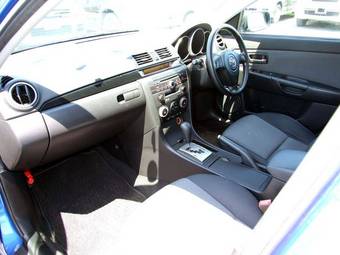 2004 Mazda Axela Photos