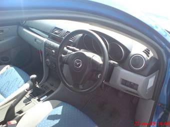 2004 Mazda Axela Images