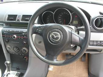 2004 Mazda Axela Images