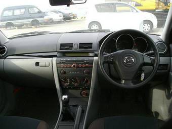 2004 Mazda Axela Pictures