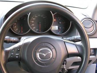 2004 Mazda Axela Photos