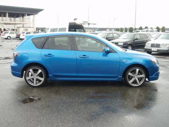 2004 Mazda Axela Pictures