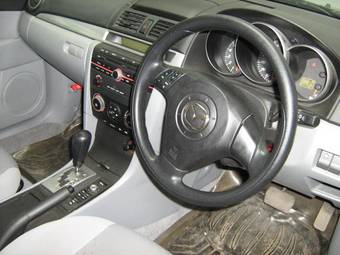 2004 Mazda Axela Photos