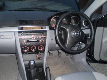 2004 Mazda Axela Pictures