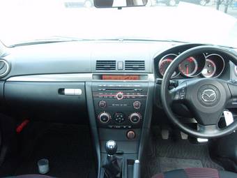 2004 Mazda Axela Photos