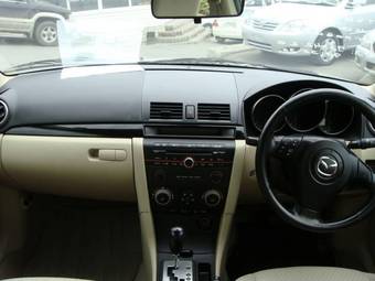 2004 Mazda Axela Photos