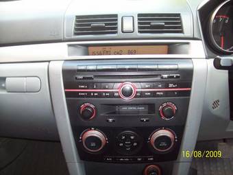 2004 Mazda Axela Pictures