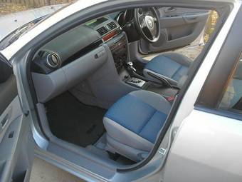 2004 Mazda Axela Images