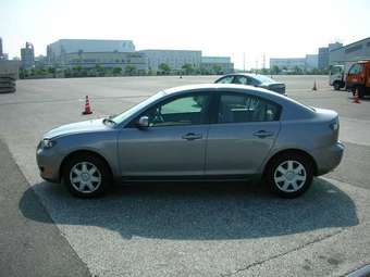 2005 Mazda Axela Pictures