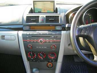 2005 Mazda Axela Images