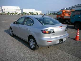 2005 Mazda Axela Pictures