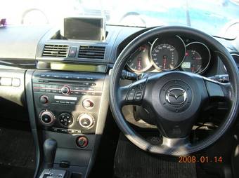 2005 Mazda Axela Pictures