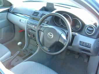 2005 Mazda Axela Pictures