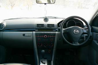 2005 Mazda Axela Pictures