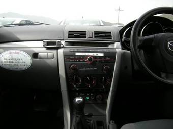 2005 Mazda Axela Pictures
