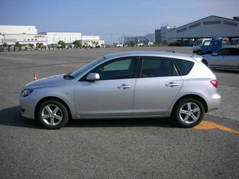 2005 Mazda Axela Pictures