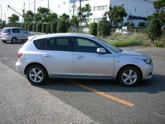 2005 Mazda Axela Photos