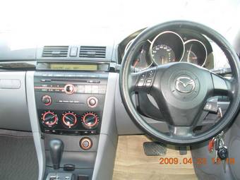 2005 Mazda Axela Pictures
