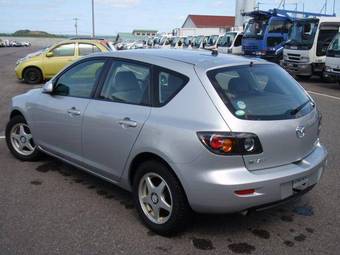 2005 Mazda Axela Photos