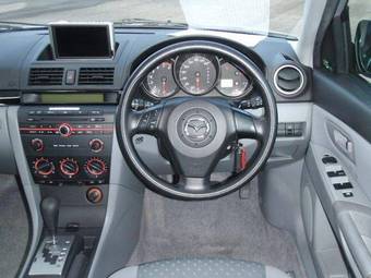 2005 Mazda Axela Pictures