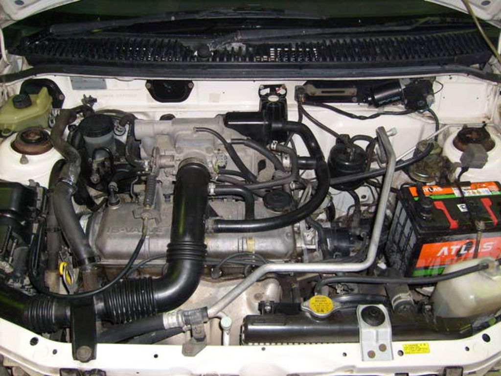 Mazda demio двигатели. Мазда Демио 2001 двигатель. Мазда dw3w подкапотка. Мазда Демио 2000 подкапотное. Мазда Демио 2001 под капотом.