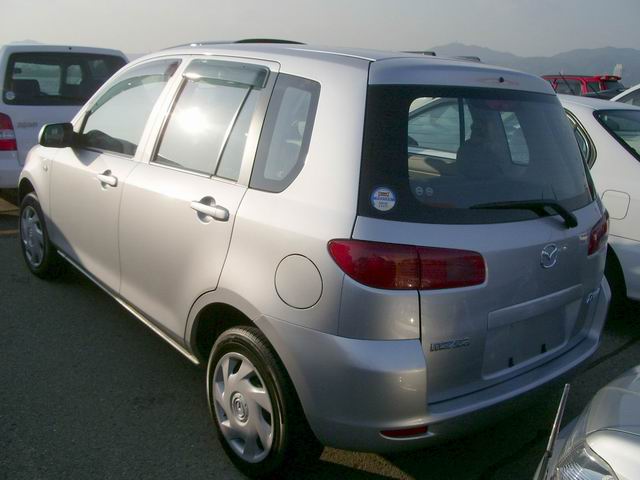 2002 Mazda Demio Photos