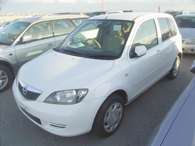 2002 Mazda Demio Photos