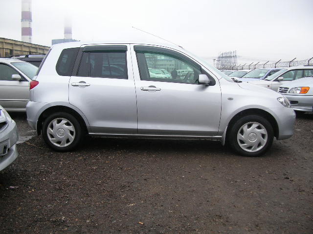 2002 Mazda Demio Images