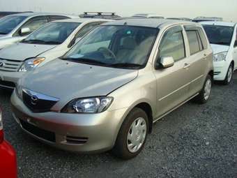 2002 Mazda Demio Photos