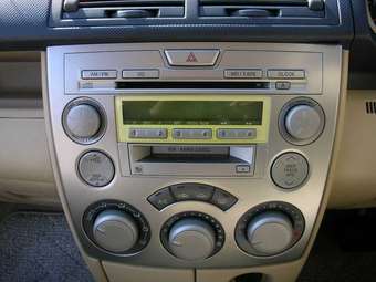 2002 Mazda Demio Pictures