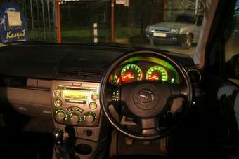 2002 Mazda Demio Pictures