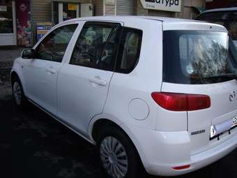 2002 Mazda Demio Photos