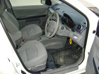 2002 Mazda Demio Pictures