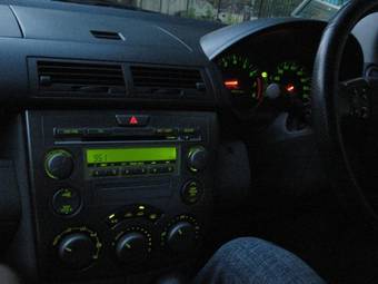 2002 Mazda Demio Images