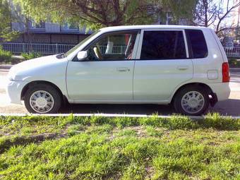 2002 Mazda Demio Pictures