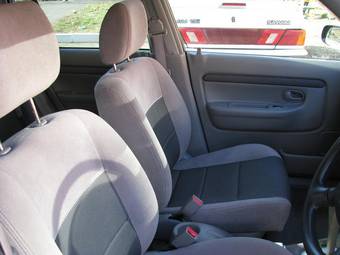 2002 Mazda Demio Pictures
