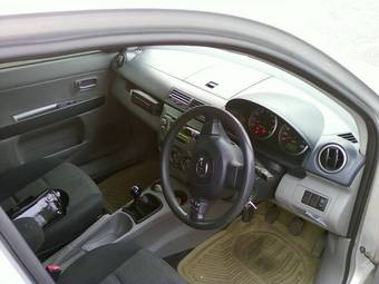 2002 Mazda Demio Pictures