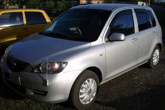 2002 Mazda Demio Pictures
