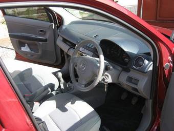 2002 Mazda Demio Pictures