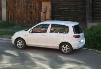 2002 Mazda Demio Photos