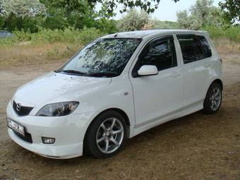 2002 Mazda Demio Photos