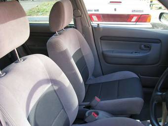 2002 Mazda Demio Photos