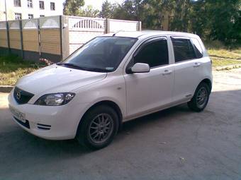 2002 Mazda Demio Photos