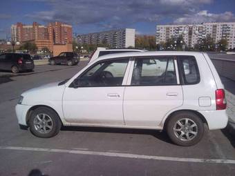 2002 Mazda Demio Photos